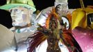 A reveller from Grande Rio samba school participates during the annual Carnival parade in Rio de Janeiro's Sambadrome, February 12, 2013. REUTERS/Sergio Moraes (BRAZIL - Tags: SOCIETY) Published: Úno. 12, 2013, 5:07 dop.