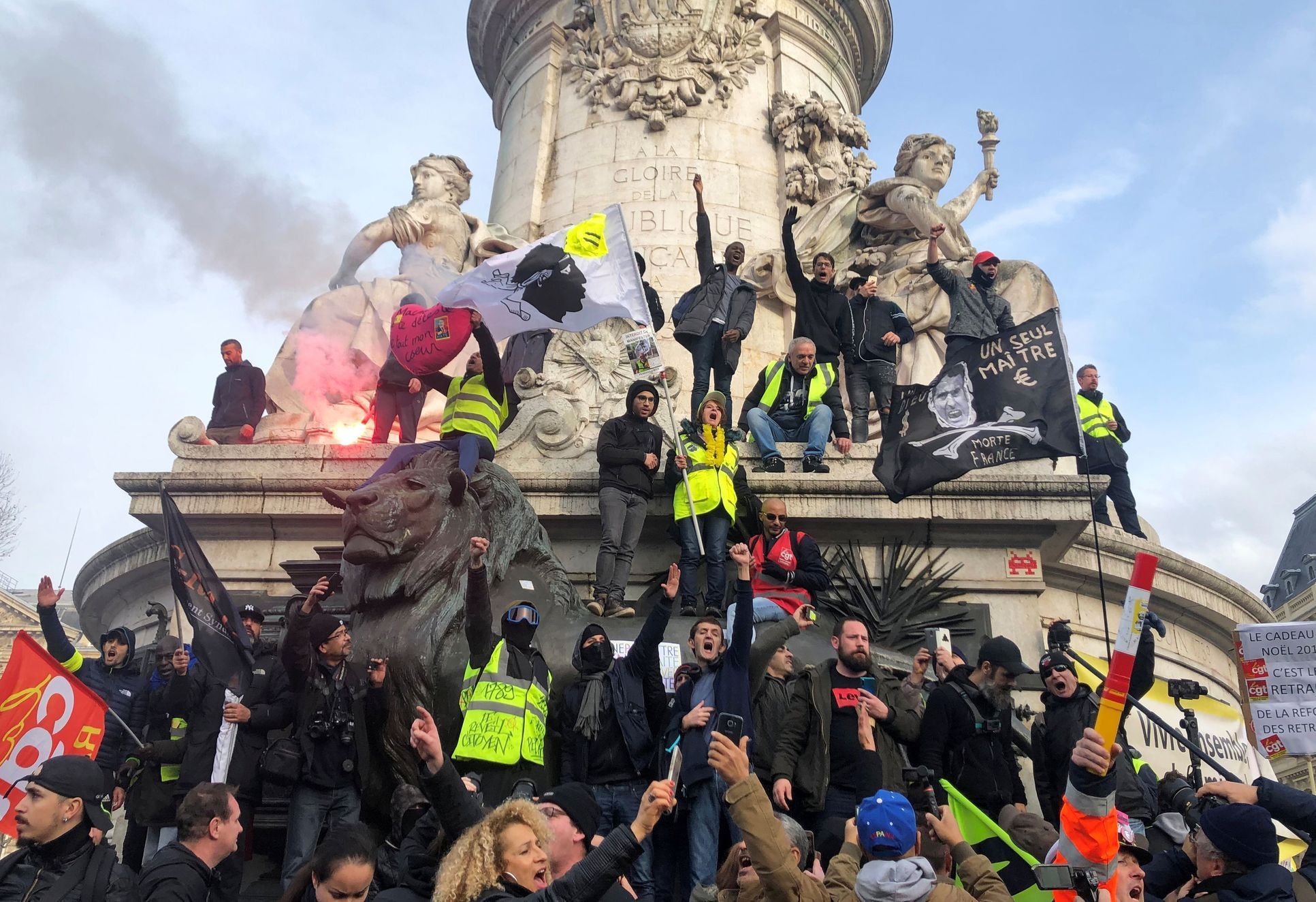Odbory v Paříži protestují proti důchodové reformě
