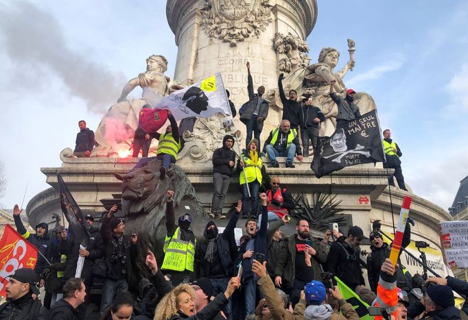 Odbory v Paříži protestují proti důchodové reformě - protest ze 17. 12.