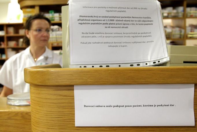 Nápis na přepážce lékárny u nemocnice v Ivančicích: "Darovací smlouvu může podepsat pouze pacient, kterému je poskytnut dar."