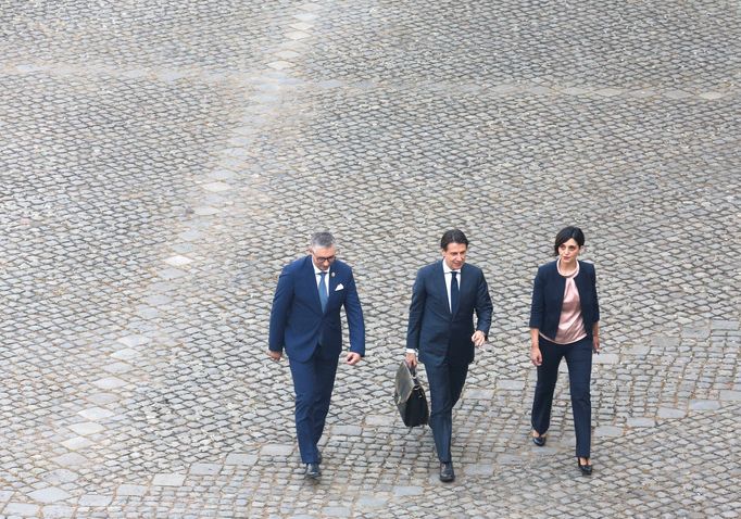 Italský premiér Giuseppe Conte míří na setkání s prezidentem.