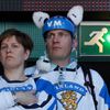 Smutní finští fanoušci po vyřazení v semifinále MS Rusko - Finsko