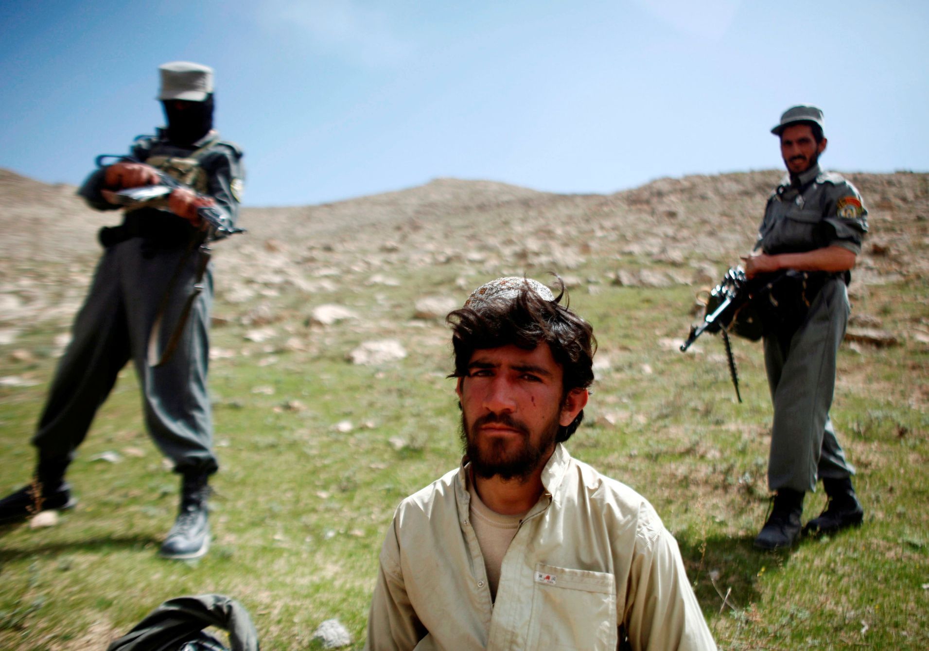 Policisté se zatčeným příslušníkem Tálibánu v provincii Zábul na jihovýchodě Afghánistánu.