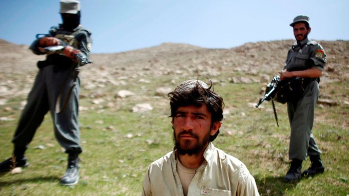 Policisté se zatčeným příslušníkem Tálibánu v provincii Zábul na jihovýchodě Afghánistánu.