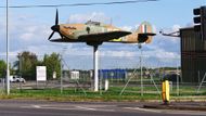 Stíhačka Hawker Hurricane, kterými byli českoslovenští piloti vyzbrojeni, když za druhé světové války odlétali z letiště v Duxfordu k prvním střetům v bitvě o Británii. Jedna z nich je dnes umístěna u parkoviště před vstupní branou tamního letiště a leteckého muzea.