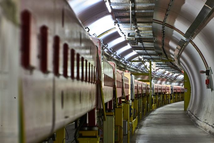 CERN, největší laboratoř částicové fyziky na světě, slaví 70 let od svého založení 29. září 1954. Pokračuje v odhalování tajemství vesmíru.