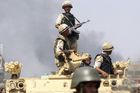 Egypt zasahuje proti "teroristickým a kriminálním živlům". Armáda oznámila smrt šestnácti radikálů