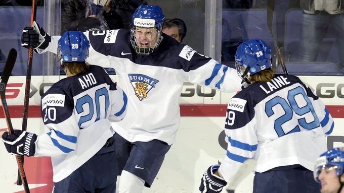 Jesse Puljujärvi z Finska slaví gól na juniorském hokejovém šampionátu.