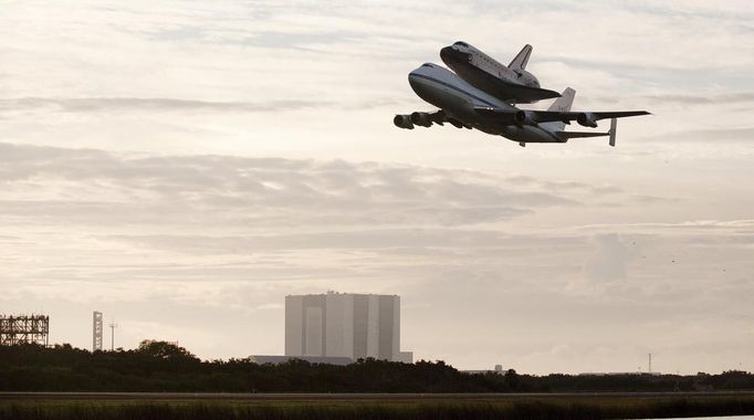 The space shuttle Endeavour leaves Kennedy Space Center for the last time in Florida, morning of September 19, 2012. Endeavour, attached to a NASA modified 747 aircraft, lifts off and will end up at the California Science Center museum where it will be put on display. Endeavour was to leave the space center on September 17 but was delayed because of bad weather between Florida and Texas, where it will make its first stop before heading to California. REUTERS /Michael Brown (UNITED STATES - Tags: SCIENCE TECHNOLOGY TRANSPORT) Published: Zář. 19, 2012, 1:09 odp.