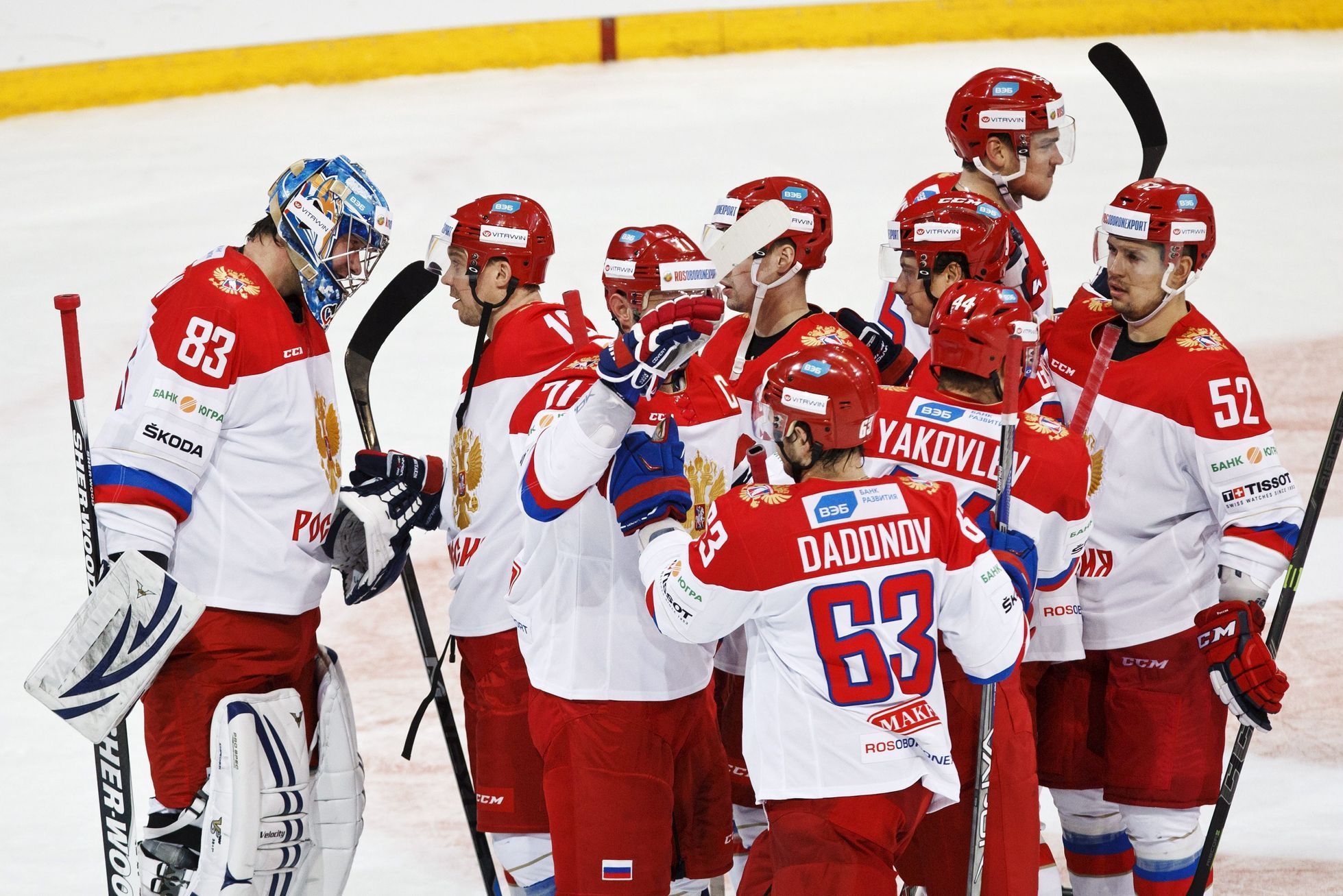 Radost hokejistů Ruska po vítězství nad Švédskem v zápase poháru Karjala