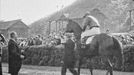 Dostihové derby v Chuchli v roce 1931. Reprofoto z dobové filmové nahrávky