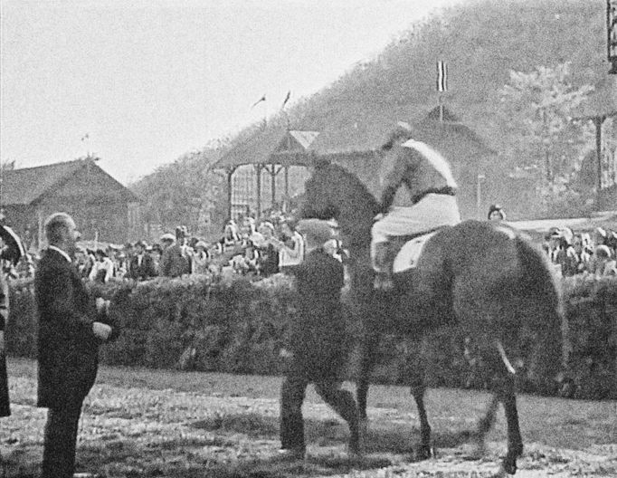 Dostihové derby v Chuchli v roce 1931. Reprofoto z dobové filmové nahrávky