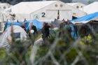 Stovky policistů vyklízí uprchlický tábor Idomeni. Novináři ani dobrovolníci na místo nesmí
