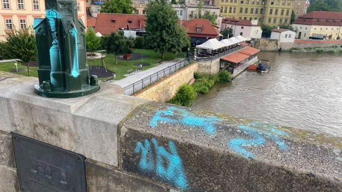 Policie se případem zabývá od pátku, kdy se na části Karlova mostu objevily nápisy v angličtině nasprejované nesmyvatelnou tyrkysovou barvou.
