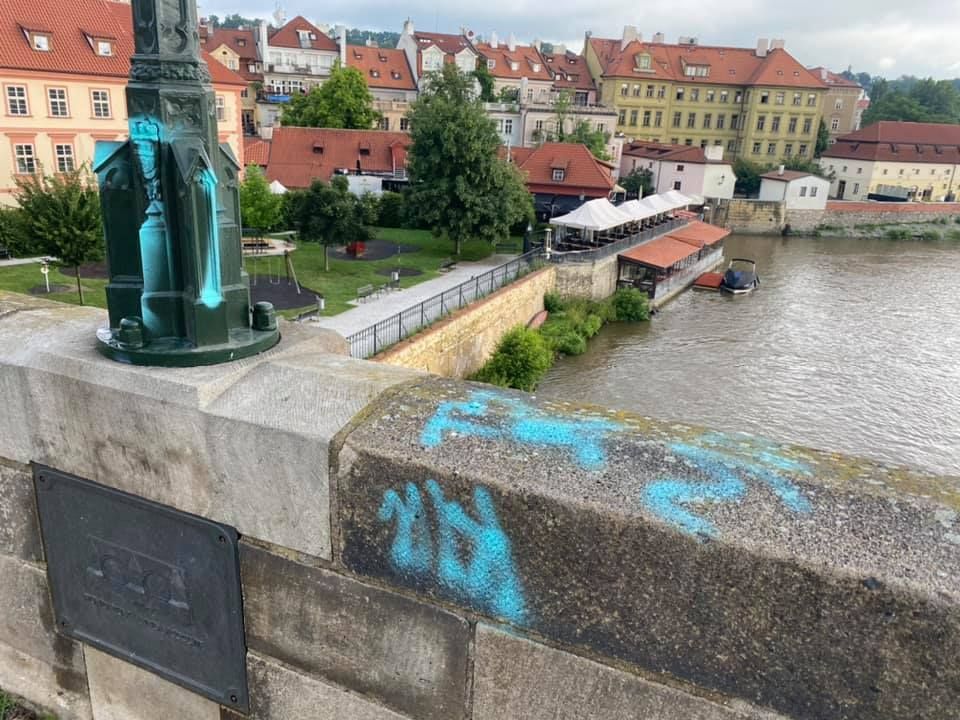 Karlův most, sprejeři, 9. červernec 2021