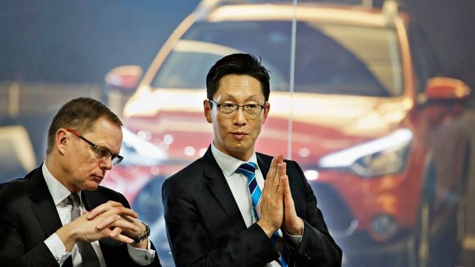 Vladimír Vošický (vlevo) a prezident Hyundai Motor Czech Byung Kwon Sir.