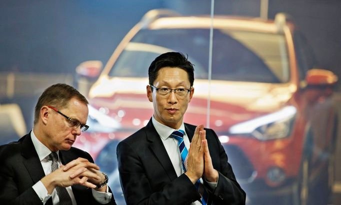 Vladimír Vošický (vlevo) a prezident Hyundai Motor Czech Byung Kwon Sir.