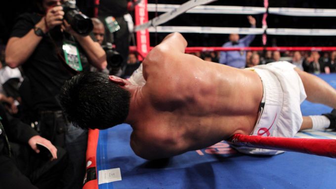 Danny Garcia knockoutuje Erika Moralese
