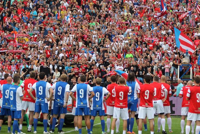 Petr Švancara se v sobotu rozloučil na legendárním fotbalovém stadionu Za Lužánkami se svojí kariérou. Na exhibici dorazily desetitisíce lidí.