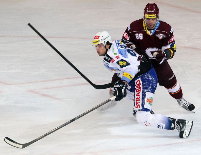 Hokej, extraliga, Sparta - Kometa Brno: Dominik Pacovský -  Jakub Svoboda (bílém