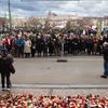Střelba na Filozofické fakultě UK - pieta - obejmutí školy, zpěv, zármutek, studenti