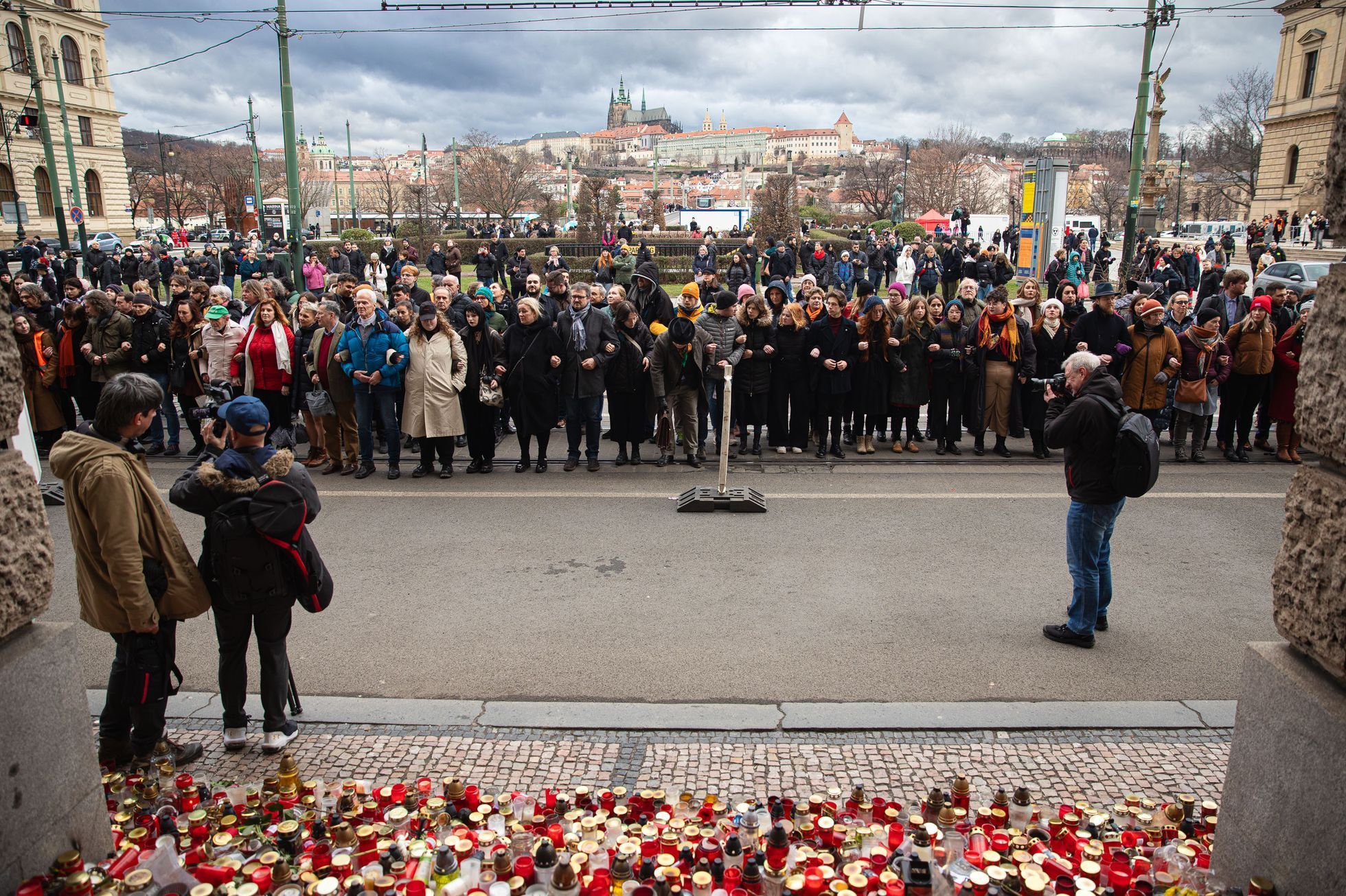 Střelba na Filozofické fakultě UK - pieta - obejmutí školy, zpěv, zármutek, studenti