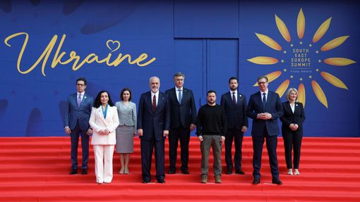 Volodymyr Zelenskyj s balkánskými politiky na summitu v Tiraně.