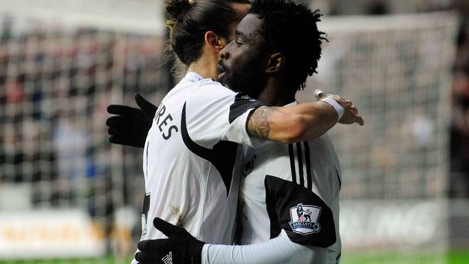 Wilfried Bony a Chico Flores slaví branku v síti Manchesteru City