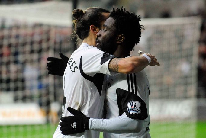 Wilfried Bony a Chico Flores slaví branku v síti Manchesteru City