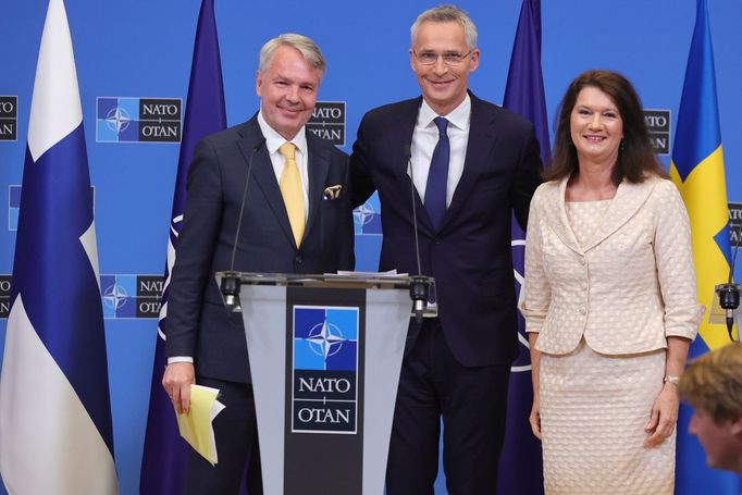 Finský ministr zahraničí Pekka Haavisto, generální tajemník NATO Jens Stoltenberg a švédská ministryně zahraničí Ann Lindeová po podpisu přístupových smluv.