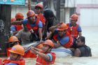 Mnozí Manilané jsou odkázání na pomoc záchranářů ve člunech.