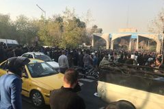 Íránský režim varoval demonstranty, že tvrdě zakročí silou. Vypnul sociální sítě