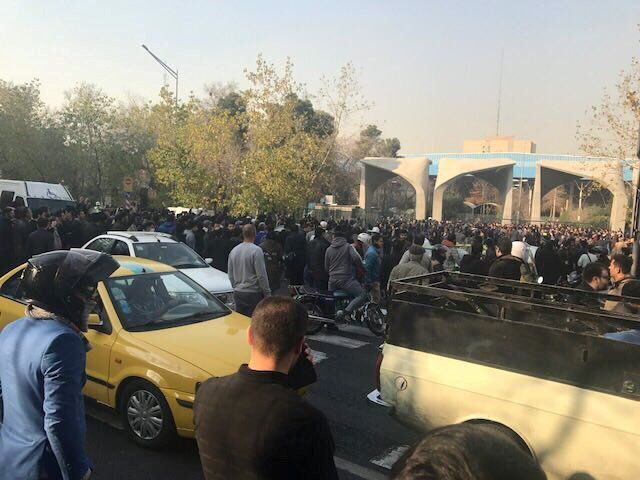 Demonstrace před teheránskou univerzitu.