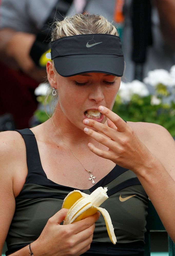 Ruská tenistka Maria Šarapovová se posilňuje banánem v utkání s japonkou Ajumi Moritaovou ve 2. kole French Open 2012