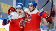 David Kämpf a Martin Nečas slaví gól v semifinále MS 2024 Česko - Švédsko