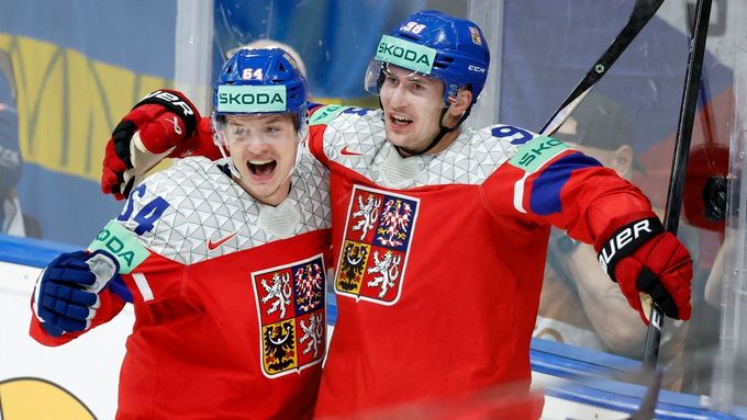 Martin Nečas (vpravo) a David Kämpf slaví gól v semifinále proti Švédsku.