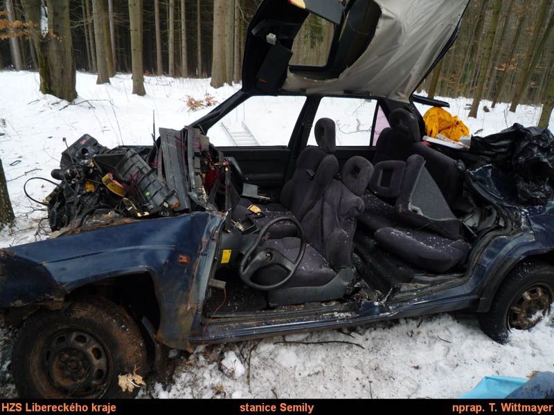 Auto čelním nárazem přerazilo strom