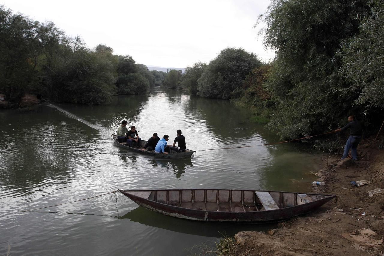 Foto: Jak Syřané prchají přes řeku do Turecka