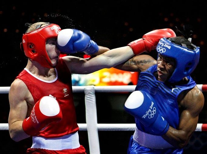 Box. Luke Boyd z Austrálie (vlevo) zápasí s Khumiso Ikgopolengem z Botswany. Poražený odešel z ringu Australan.