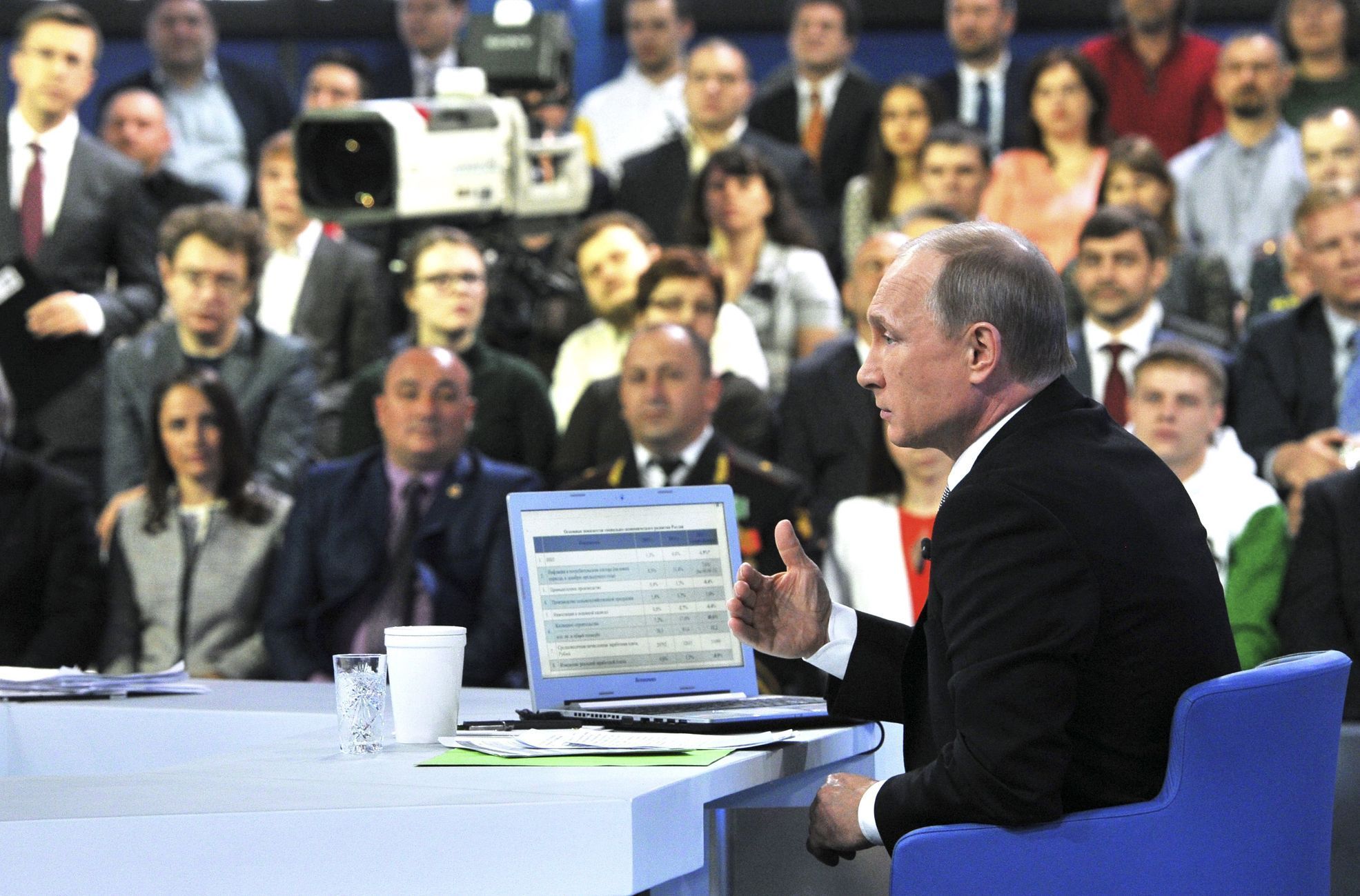 Ruský prezident Vladimir Putin při debatě s občany v Moskvě.