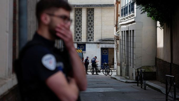 Policie v Rouenu, kde zasahovala proti muži, který se pokoušel podpálit synagogu.