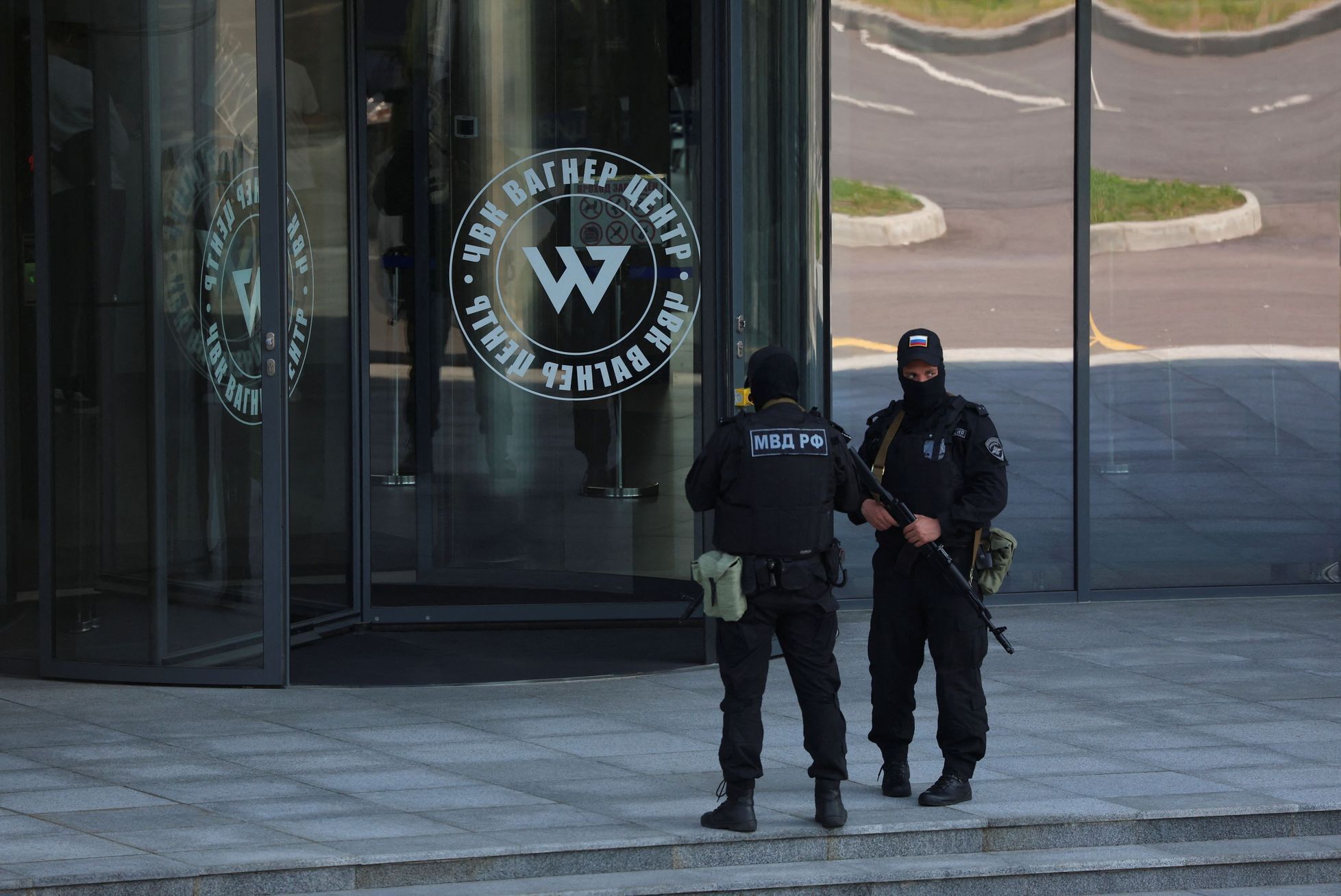 Ruští policisté hlídají centrálu Wagnerovy skupiny v Petrohradě.