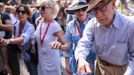 Woody Allen rozdává autogramy na benátském festivalu.