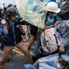 Střety demonstrantů s policisty v Hongkongu - 1. prosince