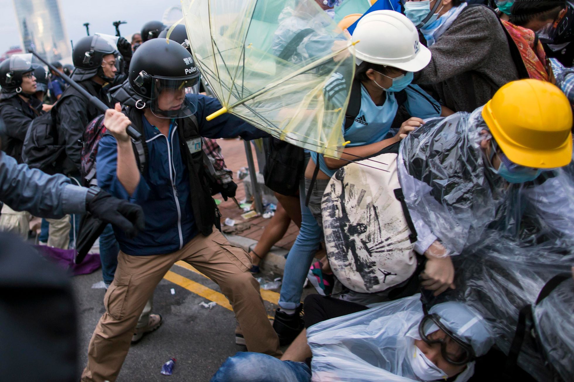 Střety demonstrantů s policisty v Hongkongu - 1. prosince