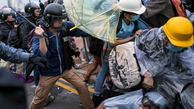 Střety demonstrantů s policisty v Hongkongu, prosinec 2014.