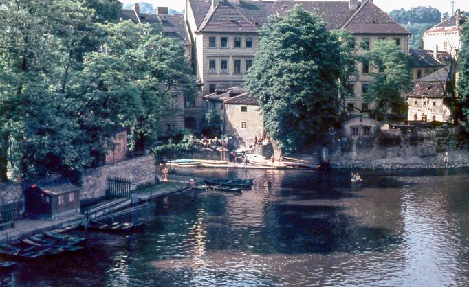 Vltava, naproti ústí Čertovky při pohledu z Karlova mostu. Praha, rok 1963