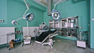 Klinika všeobecné chirurgie: Adrenalinový průzkum s těsným únikem

Poslední výprava za opuštěnými místy v Polsku se výrazně zapsala do statistik urbexové skupiny – a to zdaleka ne jako pohodový výlet. Klinika všeobecné chirurgie byla lokalitou, o níž si členka týmu myslela, že ji má zcela zmapovanou. Vstup do objektu měl být podle dostupných informací snadný, přístup zůstával po léta stejný a klinika patřila k oblíbeným cílům polských průzkumníků.

Nic nenasvědčovalo tomu, že by něco mělo být jinak. Budova se jevila jako tichá a opuštěná, a vstupní bod byl přesně tam, kde být měl. Jenže hned po vkročení do vnitřních prostor bylo jasné, že situace není tak klidná, jak se očekávalo. První pohybové čidlo zachytilo jejich přítomnost a celou budovou se začalo šířit táhlé, tiché pískání. Otázky visely ve vzduchu – kolik času zbývá? Minutu? Pět?

Bez zbytečného zdržování skupina rozložila stativy a okamžitě se pustila do focení. V místnostech se střídali s přesností, upozorňovali na každý aktivovaný senzor a snažili se zachytit co nejvíce, dokud to šlo. Byla to jedna z nejrychlejších dokumentací, jakou kdo z nich zažil – adrenalin prudce stoupal a nutil je pracovat ve zběsilém tempu.

„Poslední fotka – a mizíme,“ zaznělo z vedlejší místnosti. A nebyla to planá výzva. Skupina vyrazila z budovy právě ve chvíli, kdy se spustil hlasitý alarm, který se rozléhal celým okolím. Během několika vteřin byli venku a v běhu opouštěli místo činu. V bezpečí auta pak mohli jen zpovzdálí sledovat, jak se k objektu blíží auto bezpečnostní agentury.

Zážitek byl těsný, ale silný. A zcela jistě jeden z těch, na který se nezapomíná.