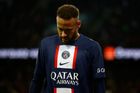 Neymar filmoval a dostal červenou. Pařížany ale v nastavení zachránil Mbappé