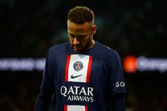 Neymar filmoval a dostal červenou. Pařížany ale v nastavení zachránil Mbappé